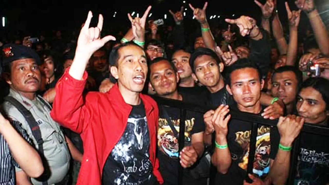 Jokowi saat menonton konser musik metal