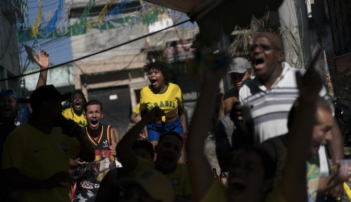 Ekspresi fans Brasil setelah Neymar mencetak gol kedua ke gawang Kosta Rika pada laga grup E Piala Dunia 2018 di Rio de Janeiro, Brasil, (22/6/2018). Brasil menang 2-0.  (AP/Leo Correa)