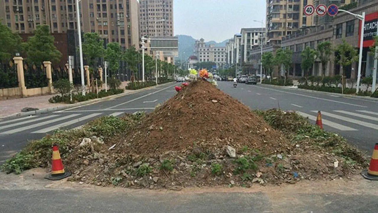 Kuburan di Tengah Jalan 
