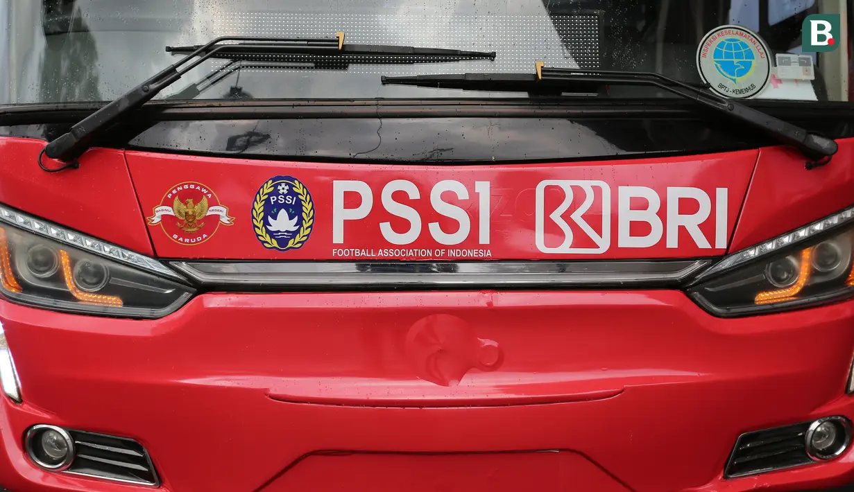 Sebuah bus baru jenis Merceds-Benz yang digunakan untuk kepentingan Timnas Indonesia diperkenalkan jelang laga FIFA Matchday melawan Timnas Argentina di Stadion Utama Gelora Bung Karno, Jakarta, Minggu (18/6/2023). (Bola.com/Bagaskara Lazuardi)