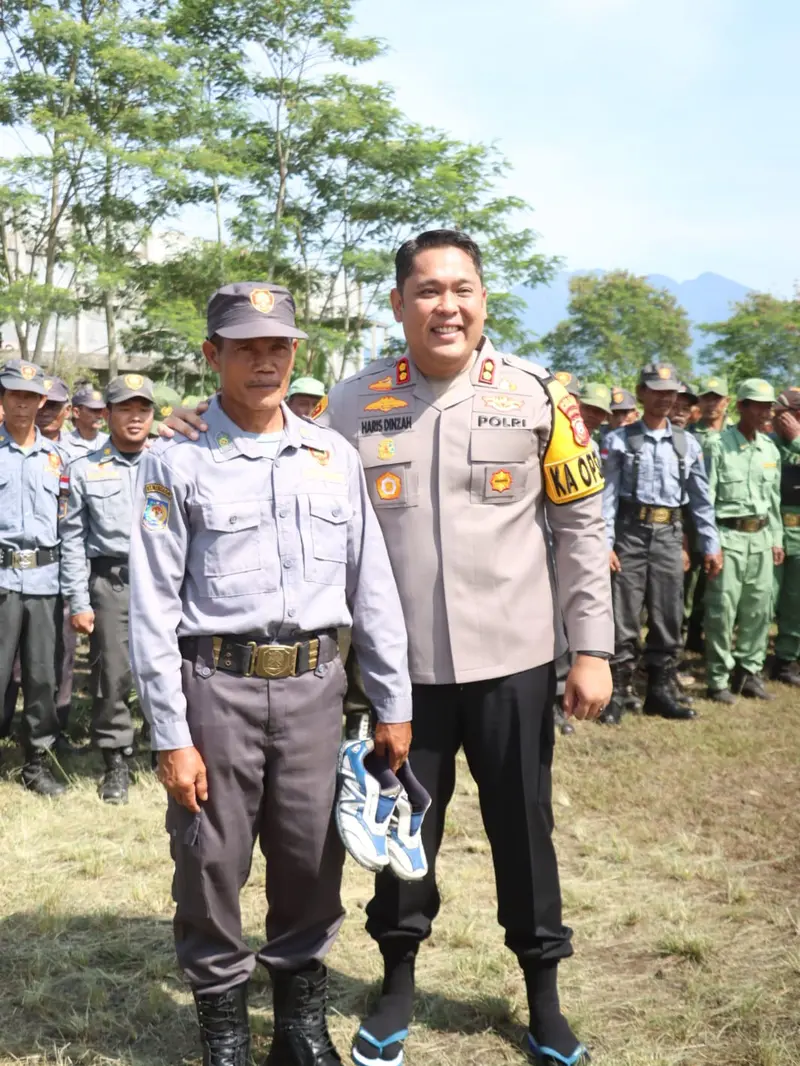 Cici, salah seorang anggota linmas penerima sepatu dinas PDL Kapolres Tasikmalaya AKBP Haris Dinzah, sebelum Apel Akbar Linmas dalam pengamanan Pilkada Tasikmalaya 2024.. (Liputan6.com/Jayadi Supriadin)