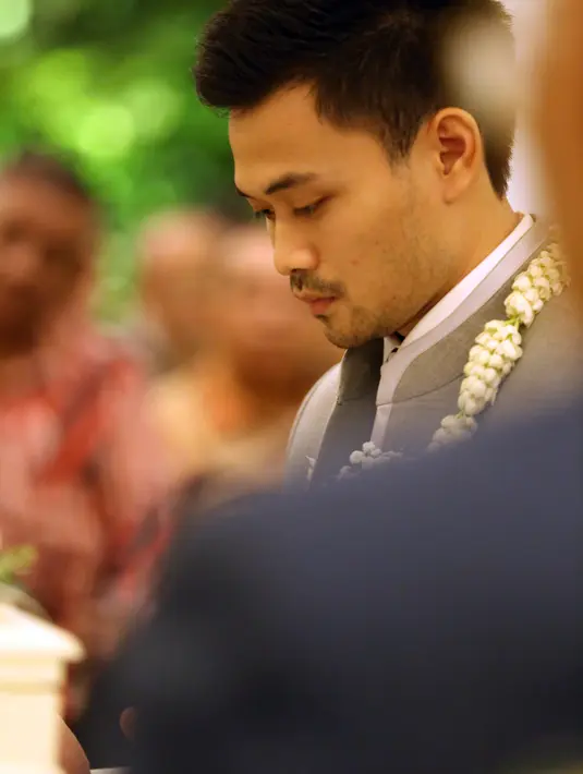 Reshwara Argya Radinal  menyerahkan mas kawin untuk Nabila Syakieb berupa berupa uang tunai Rp 1 juta beserta cincin pernikahan. Semoga pernikahan kedua insan berbahagia ini dapat langgeng dan bahagia. (Fathan Rangkuti/Bintang.com)