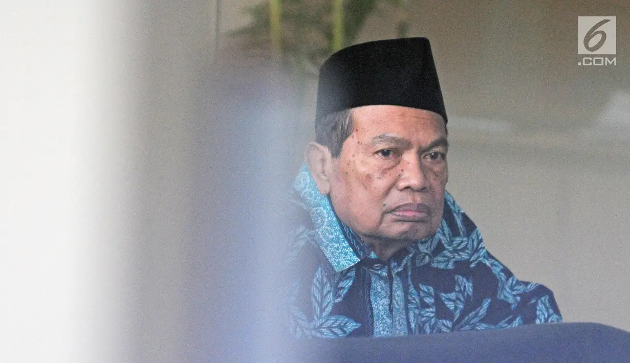 Tersangka Wali Kota Mojokerto Masud Yunus termenung usai menjalani pemeriksaan di Gedung KPK, Jakarta, Rabu (7/2). Masud menjadi tersangka kelima dalam kasus dugaan penyuapan pimpinan DPRD Kota Mojokerto. (Liputan6.com/Herman Zakharia)