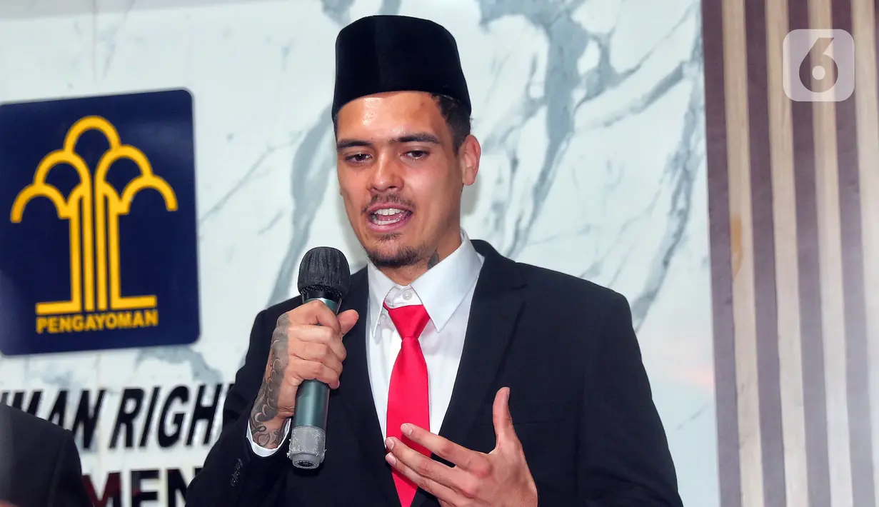 Pemain naturalisasi Shayne Pattynama menyampaikan sambutan usai melakukan sumpah menjadi Warga Negara Indonesia (WNI) di Kanwil Kemenkumham DKI Jakarta, Selasa (24/1/2023). Shayne Pattynama diproyeksikan untuk memperkuat Timnas Indonesia pada Piala Asia 2023 mendatang. (Liputan6.com/Angga Yuniar)