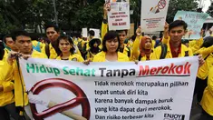 Sejumlah mahasiswa UI menggelar aksi damai di Bundaran HI Jakarta, Minggu (30/11/2014). (Liputan6.com/Faizal Fanani)