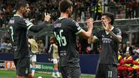 Penyerang AC Milan asal Amerika Serikat #11, Christian Pulisic, merayakan gol pertama timnya dengan rekan setimnya, bek AC Milan asal Italia #46, Matteo Gabbia, dan penyerang AC Milan asal Spanyol #07, Alvaro Morata, selama pertandingan Liga Champions antara AC Milan dan Club Brugge di stadion San Siro, Milan,&nbsp;Rabu dini hari WIB (23/10/2024).&nbsp;(Gabriel BOUYS/AFP)