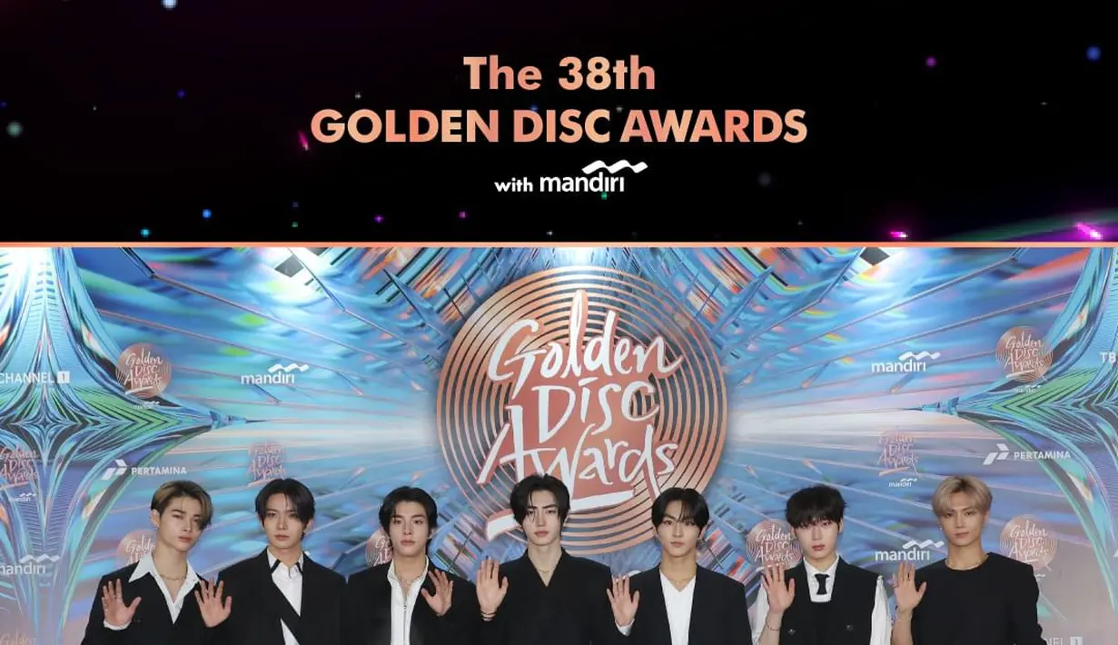 <p>Para member ENHYPEN juga tampil kompak dengan dresscode serba hitam-putih. [@golden_disc]</p>