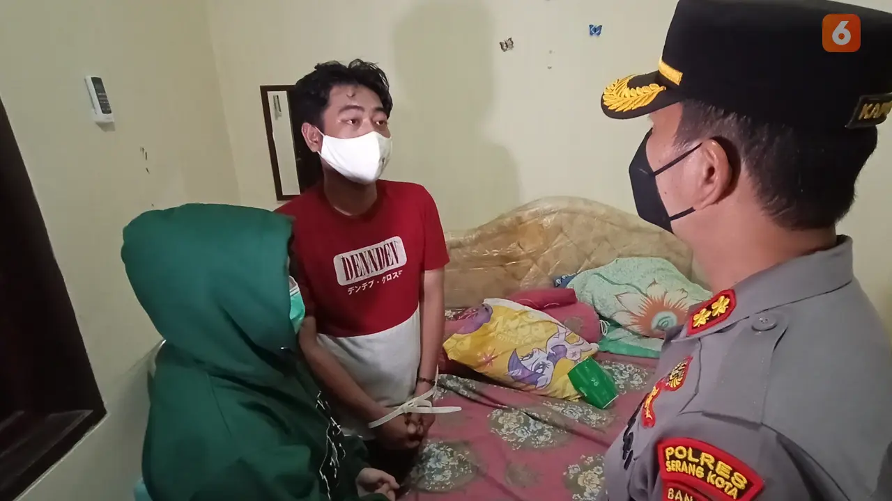 Polres Serkot Tangkap Suami Jual Istri Dalam Prostitusi Online Di Kota Serang, Banten. (Minggu, 27/03/2022). (Liputan6.com/Yandhi Deslatama).