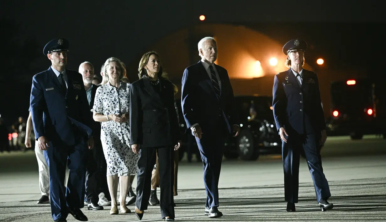 Reporter Wall Street Journal Gershkovich, mantan marinir AS Paul Whelan, dan jurnalis Alsu Kurmasheva disambut sorak-sorai dari keluarga dan teman-teman ketika mereka turun dari pesawat, sebelum masing-masing memeluk Biden dan Harris. (Brendan SMIALOWSKI / AFP)