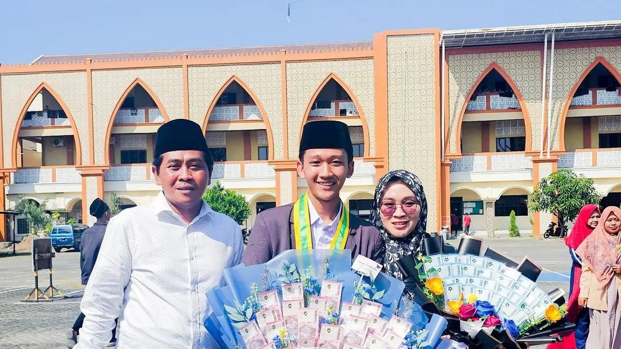 Potret wisuda Gus Bima anak Anwar Zahid (Sumber: Instagram/@abahanza_official)
