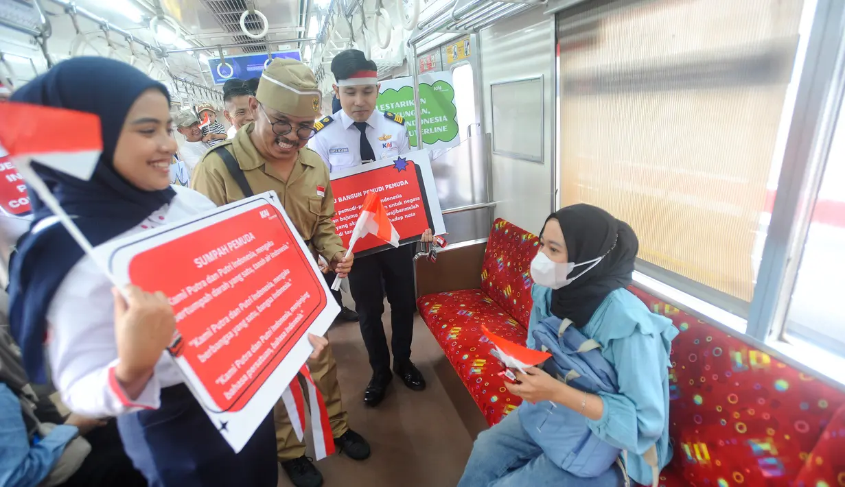 Petugas KRL Commuterline membawa poster saat peringatan Hari Sumpah Pemuda di Stasiun Bogor, Jawa Barat, Senin (28/10/2024). (merdeka.com/Arie Basuki)