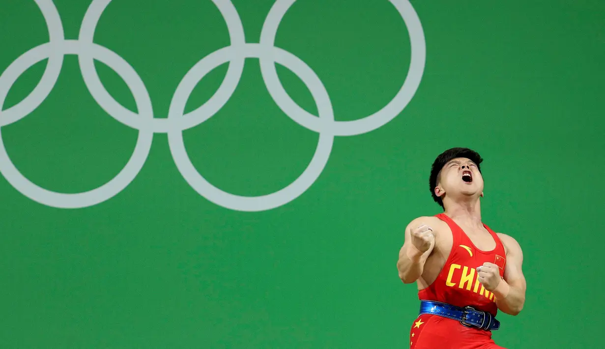 Ekspresi Lifter Tiongkok, Long Qingquan usai mengangkat beban pada cabang angkat besi putra selama Olimpiade Rio 2016, Minggu (7/8). Long memecahkan rekor dunia kelas 56 kg milik atlet Turki Halil Mutlu di Olimpiade Sydney 2000 lalu (REUTERS/Stoyan Nenov)