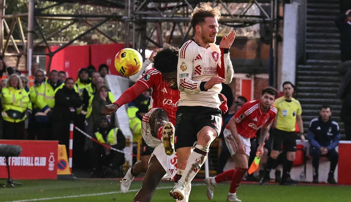 Pemain Argentina tersebut sejatinya sempat menggetarkan gawang tuan rumah pada menit ke-89 setelah bola tendangan Ola Aina membentur badannya. (AFP/Ben Stansall)