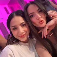 Nia Ramadhani baru saja membagikan potret dirinya saat hadir di acara ulang tahun Nagita Slavina dan Raffi Ahmad. Dalam foto-foto tersebut, Nia pun tampak awet muda lewat tampilannya. [@ramadhaniabakrie]