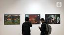 Pengunjung mengamati karya fotografi yang dipajang dalam pameran bertajuk Innovation di Erasmus Huis, Jakarta, Kamis (5/3/2020). Pameran yang menceritakan tentang inovasi dari karya dari 10 pewarta foto tersebut berlangsung hingga 5 April 2020. (Liputan6.com/Immanuel Antonius)