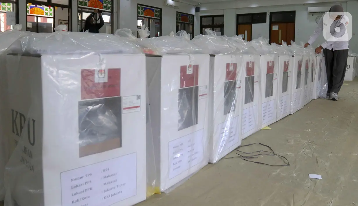 Komisi Pemilihan Umum (KPU) DKI Jakarta menyatakan distribusi logistik Pilkada Jakarta 2024 telah dikirimkan dari gudang di tingkat Kecamatan selanjutnya menuju Kelurahan dan berakhir di Tempat Pemungutan Suara (TPS). (Liputan6.com/Herman Zakharia)