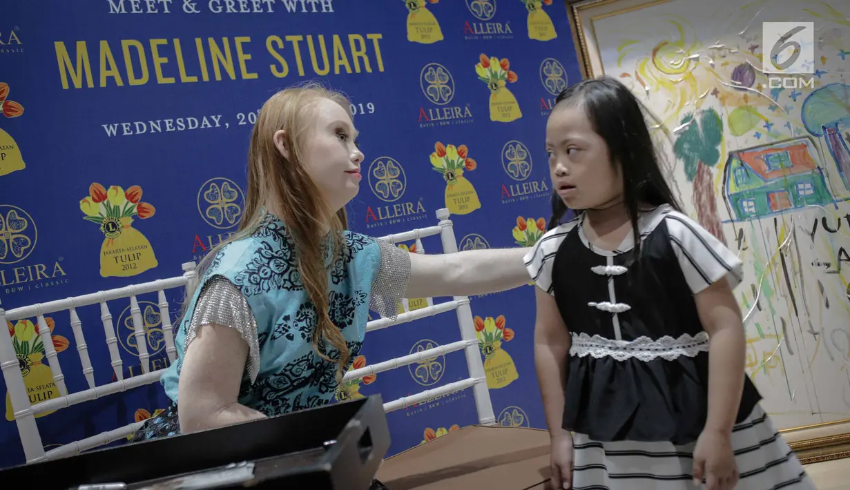 Model Madeline Stuart menyapa penggemarnya saat meet and greet di Alleira Batik Plaza Indonesia, Jakarta, Rabu (20/3). Madeline Stuart adalah model penderita down syndrome pertama asal Australia. (Liputan6.com/Faizal Fanani)