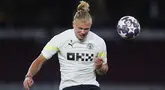 Pemain Manchester City Erling Haaland menyundul bola saat sesi latihan di Ataturk Olympic Stadium, Istanbul, Turki, Jumat (9/6/2023). Manchester City dan Inter Milan melakukan persiapan terakhir jelang laga final Liga Champions. (AP Photo/Manu Fernandez)