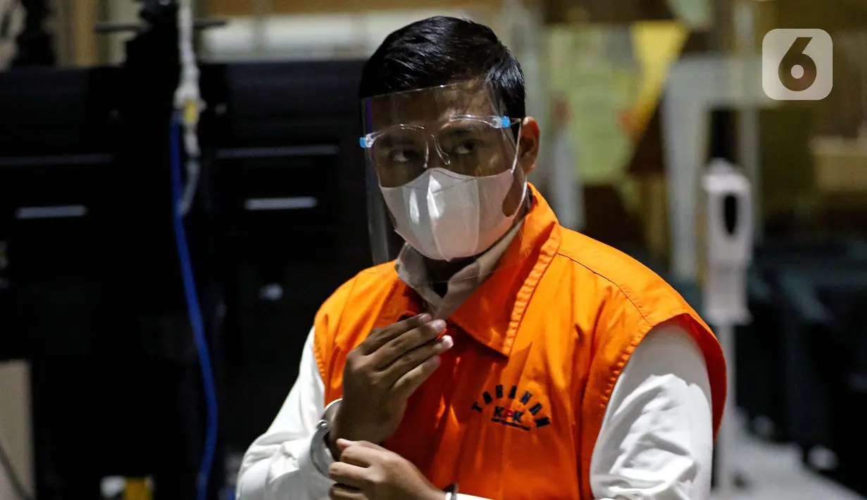 Staf khusus Menteri Kelautan dan Perikanan nonaktif Edhy Prabowo, Andreau Misanta Pribadi berjalan meninggalkan Gedung KPK usai menjalani pemeriksaan lanjutan, Jakarta, Jumat (11/12/2020). Andreau diduga terlibat dalam suap ekspor benih lobster. (Liputan6.com/Helmi Fithriansyah)
