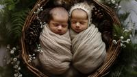 Ilustrasi bayi kembar laki-laki dan perempuan. (Image by freepik/AI)