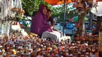 Pedagang menunggu pembeli saat berjualan pelita di Jalan Sam Ratulangi, Kota Gorontalo, Rabu (22/5/2019). Sejumlah pedagang menjual pelita dari botol bekas untuk menyambut perayaan Tumbilotohe atau malam pasang lampu yang digelar tiga hari menjelang Idul Fitri di Gorontalo. (Liputan6.com/Arfandi Ibr