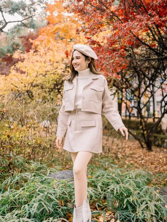 OOTD liburan tetap tampil chic ala Syifa Hadju yang memadukan turtleneck cokelat dengan cropped blazer dan mini skirtnya yang serasi. Sentuhan topi dan midi boots senada menyempurnakan penampilan Syifa Hadju secara keseluruhan. [Foto: Instagram/syifahadju]