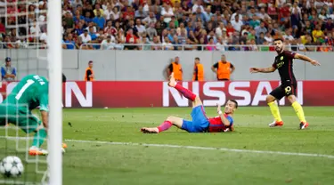 Pemain Manchester City, Sergio Aguero mencetak gol ke gawang Steaua Bucharest dalam play-off pertama Liga Champions di Arena Nationala, Selasa (16/8). Aguero mencetak hattrick di laga tersebut. (REUTERS)