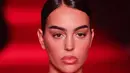 Georgina Rodriguez tampil dengan riasan wajah clean, mengaplikasikan lipstik warna bibir glossy. Dengan rambut yang diikat ke belakang rapi. [@danielkaloricmakeup]