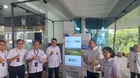 Menteri BUMN Erick Thohir menyediakan vending machine UMKM pertama di Kementerian BUMN, Senin (27/11/2023). Itu merupakan vending machine UMKM binaan Bank BRI yang menyediakan produk snack.