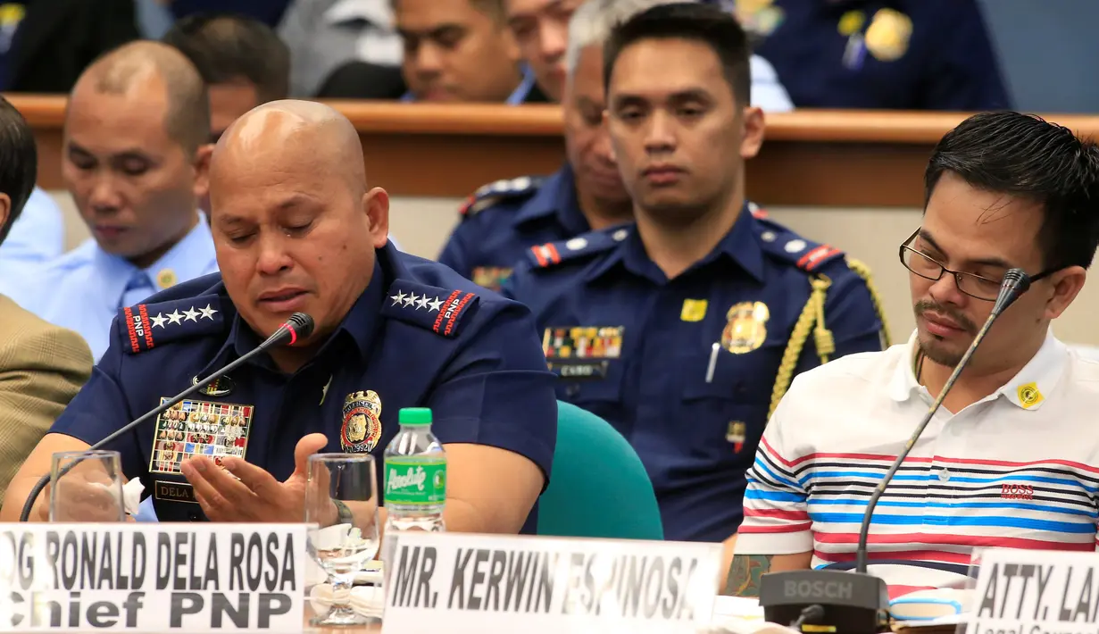 Kepala Polisi Nasional Filipina Ronald Dela Rosa terlihat emosional setelah mendengarkan kesaksian seorang gembong narkoba tentang keterlibatan polisi saat berlangsungnya sidang dengar pendapat di Manila, Rabu (23/11). (REUTERS/Romeo Ranoco)