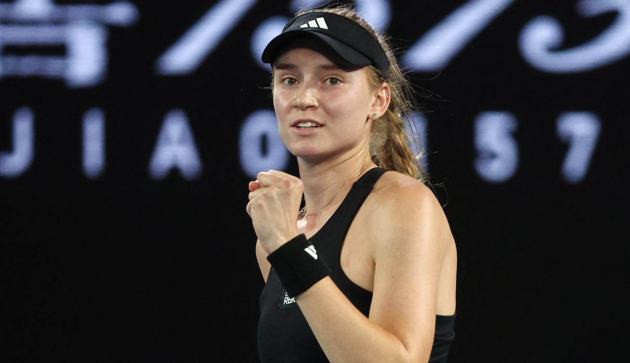 Elena berhasil mengalahkan lawannya di perempat final Australia Open 2023 yang berlangsung di Rod Laver Arena dalam waktu satu jam 19 menit. (AFP/David Gray)
