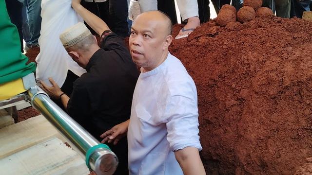Edwin Super Bejo saat pemakaman ibunda. (M Altaf Jauhar)