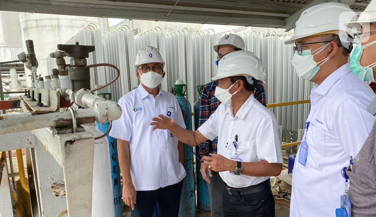 (ki-ka) Direktur Utama Pupuk Kaltim Rahmad Pribadi, Direktur Keuangan dan Umum Qomaruzzaman, dan Direktur Operasi dan Produksi Hanggara Patrianta meninjau kesiapan produksi oksigen di kawasan pabrik Pupuk Kaltim, Jumat (09/07/2021). (Liputan6.com/HO/PKT)