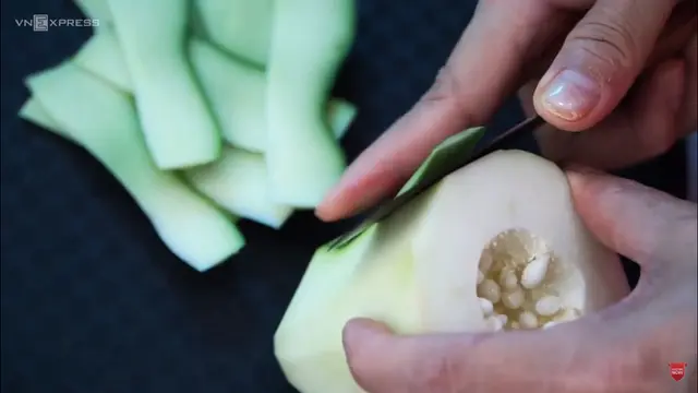 Seni Ukir Bunga dari Buah Pepaya