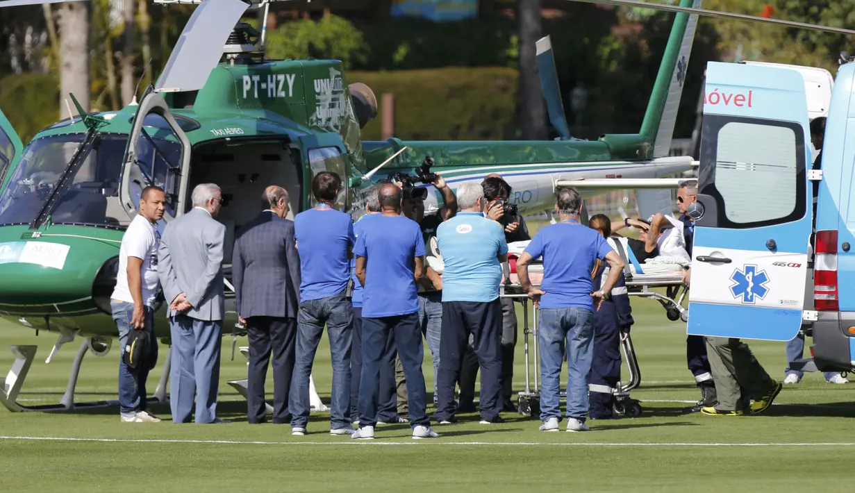 Neymar dibawa dengan tandu menuju helikopter di lapangan tempat latihan di Granja Comary, Brasil, Sabtu (5/7/14). (REUTERS/Marcelo Regua)  