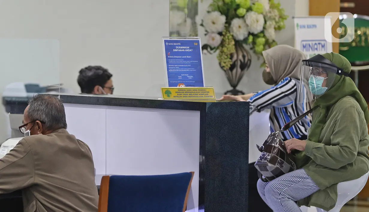 Suasana pelayanan nasabah di kantor pusat Bank Bukopin, Jakarta, Selasa (1/7/2020). Penggunaan dana seluruhnya untuk modal kerja dalam rangka meningkatkan pertumbuhan kredit. (Liputan6.com/Herman Zakharia)