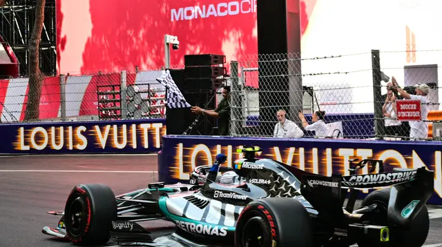 Pembalap Mercedes, Kimi Antonelli saat finis pertama balapan F1 GP Monako 2026 hari Minggu (07/06/2026). (Andrej ISAKOVIC / AFP)