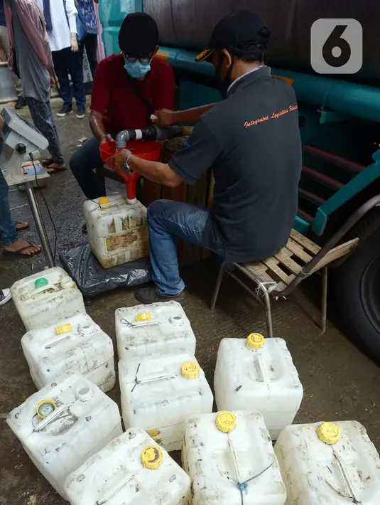 Distribusi minyak goreng curah di Pasar Perumnas, Jumat (25/2/2022). Menteri Perdagangan Muhammad Lutfi meminta distributor minyak goreng lebih cepat memasok minyak goreng curah ke pasar. (merdeka.com/Imam Buhori)