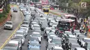 Pemandangan kemacetan kendaraan di Jalan Sudirman, Senayan, Jakarta, Minggu (2/9). Tingginya antusiasme warga yang ingin menonton penutupan Asian Games 2018 menyebabkan kawasan Senayan dipadati kendaraan. (Liputan6.com/Immanuel Antonius)