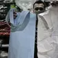 Abdullah menunjukkan plastik sekali pakai dan kantong ramah lingkungan yang dijual di Pasar Tebet Barat, Jakarta, Selasa (30/6/2020). Jelang pemberlakuan larangan plastik sekali pakai, Abdullah mengaku penjualan kantong kresek di tokonya menurun hingga 30 persen. (merdeka.com/Iqbal S Nugroho)