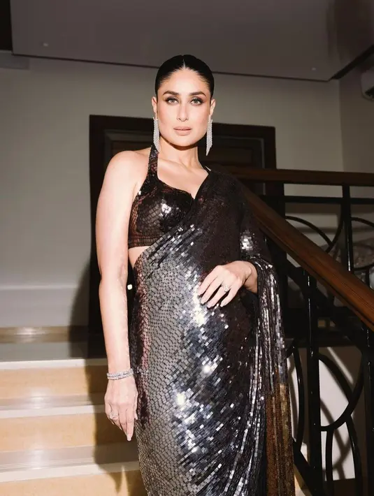 Di hari kedua, Kareena Kapoor nampak mencuri perhatian dengan sari India sequin bernuansa gelap. [@kareenakapoorkhan]