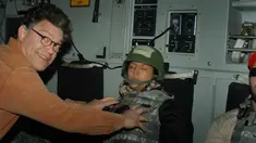 Foto Senator AS Al Franken saat meraba payudara penyiar radio Leeann Tweeden yang sedang tidur. Leeann Tweeden, mengatakan peristiwa terjadi Desember 2006 dalam sebuah tur untuk menjamu tentara AS di luar negeri. (via KABC)