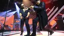Dua grup musik papan atas, Jamrud dan Gigi duet dalam panggung The Biggest Concert Super Band. Acara digelar di Studio Penta SCTV, Kebon Jeruk, Jakarta Barat pada Rabu (5/10/2016) malam. (Adrian Putra/Bintang.com)