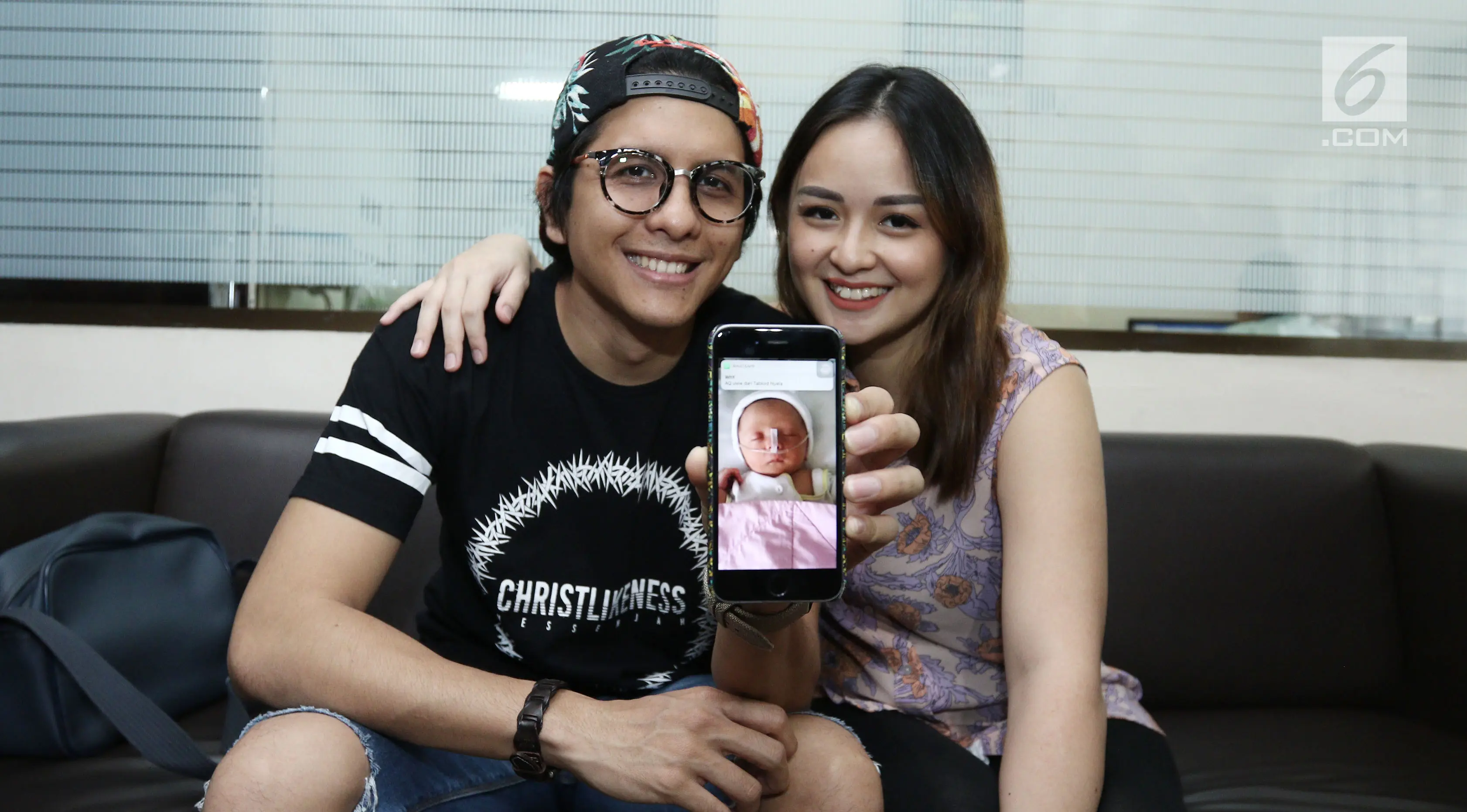Pasangan Joanna Alexandra dan Raditya menunjukkan foto anak ke 4 nya, Jakarta, Selasa (30/5). Joanna melahirkan anak ke empat yang diberi nama Ziona Eden Alexandra Panggabean. (Liputan6.com/Herman Zakharia)