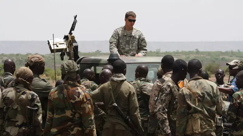 Pada foto tertanggal Mei 2010 ini, seorang personel Pasukan Khusus AS atau US Special Forces - Green Berets (di atas mobil) tengah memberikan arahan kepada tentara Mali. Pasukan AS dikerahkan untuk membantu tentara setempat menumpas teroris di Afrika (AP)