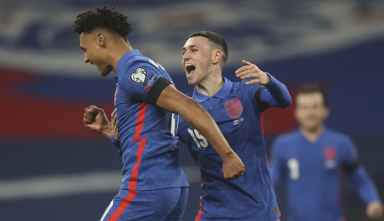 Striker Inggris, Ollie Watkins (kiri) melakukan selebrasi usai mencetak gol kelima Inggris ke gawang San Marino dalam laga Kualifikasi Piala Dunia 2022 Zona Eropa Grup I di Wembley Stadium, London, Kamis (25/3/2021). Inggris menang 5-0 atas San Marino. (AP/Carl Recine/Pool)