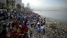 Sejumlah Relawan membersihkan sampah yang menumpuk di Manila Bay pada (19/9/2015). Kegiatan membersihkan pantai ini untuk memperingati International Coastal Cleanup Day atau Hari membersihkan pantai internasional. (AFP PHOTO/NOEL CELIS)