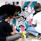 Tiga mahasiswa Bandung dari Universitas Telkom menjuarai kompetisi mural dalam Grafika Penerbitan Festival. (Foto: Dokumentasi Universitas Telkom/Arie Nugraha)