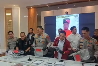 Kapolresra Barelang Kombes Pol Pol Anggoro Wicaksono saat pengungkapan kasus pembunuhan hubungan sesama jenis. (Liputan6.com/Ajang Nurdin)