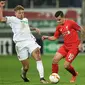 Pemain Liverpool, Philippe Coutinho, berusaha melewati pemain Augsburg, Alexander Esswein, pada laga leg pertama 32 besar Liga Europa, di WWK Arena, Augsburg, Jerman, Jumat (19/2/2016) dini hari WIB. (AFP/Christof Stache)